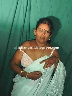 Pakistani Aunties Pictures, Hot Aunty Removing Saree